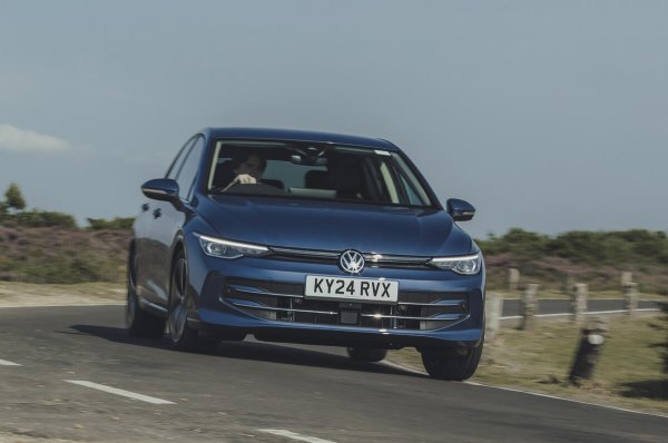 Добрите неща идват в малки опаковки, такъв е случаят с новия Volkswagen Golf eHybrid. Актуализиран тази година, немските инженери оправиха много от проблемите, включително интериор, връщането на бутоните на волана и внедряването на значително подобрена информационно-развлекателна система.

Извън по-спортните Golf GTI и R варианти, eHybrid е върхът в моделната гама. Батерията му от 19,7kWh предлага зашеметяващите 140 колемтра пробег, една от най-високите стойности на пазара. Е, реални тестове показат по-скоро 110 км. Но и това е впечатляващо. 

Поради това Golf eHybrid се чувства като електромобил за шофиране през голяма част от времет. Това е страхотен plug-in хибрид, който може наистина да промени навиците ви при шофиране. 
